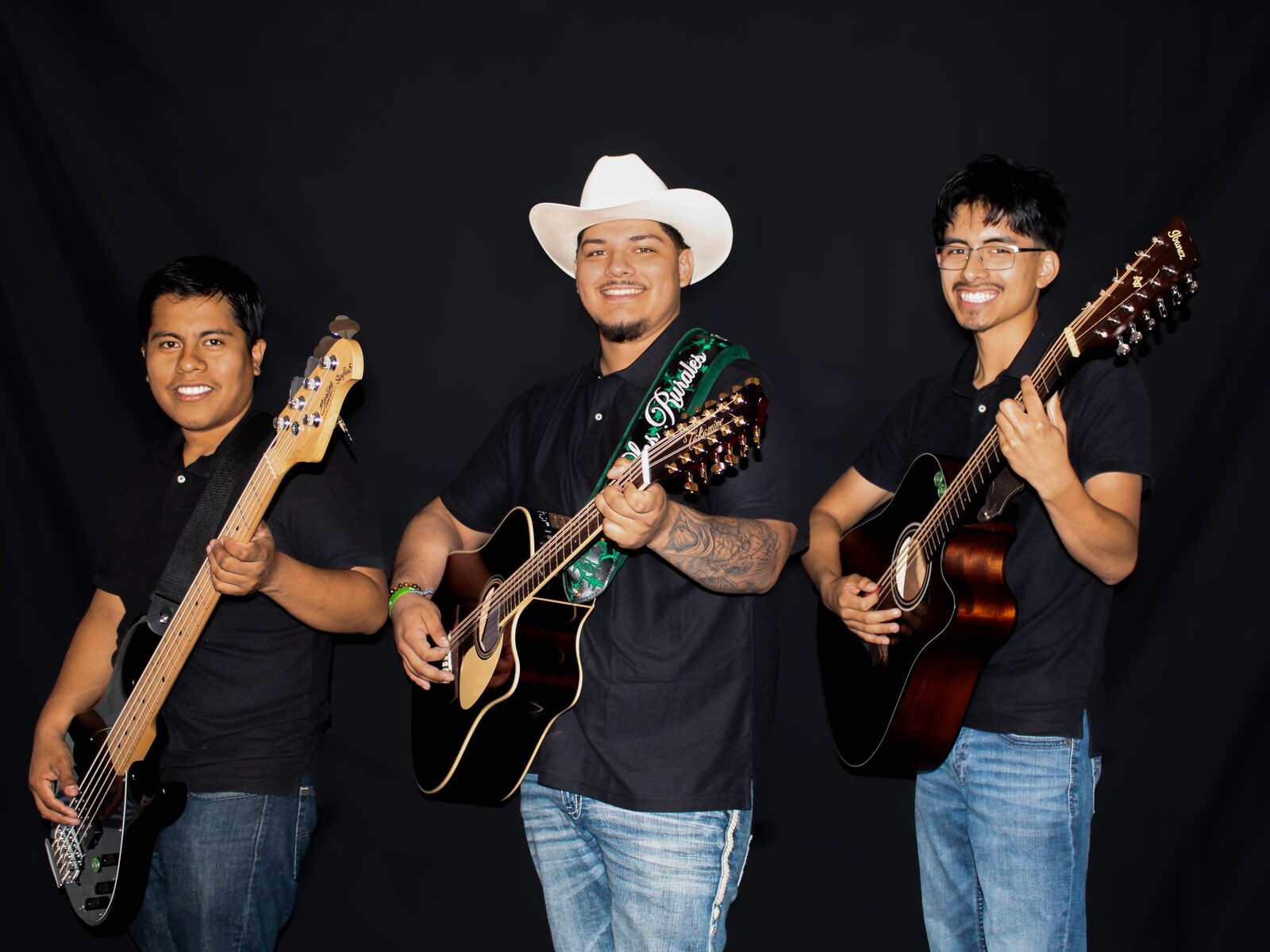 Los Rurales De La Sierra tocando juntos durante una presentación en vivo