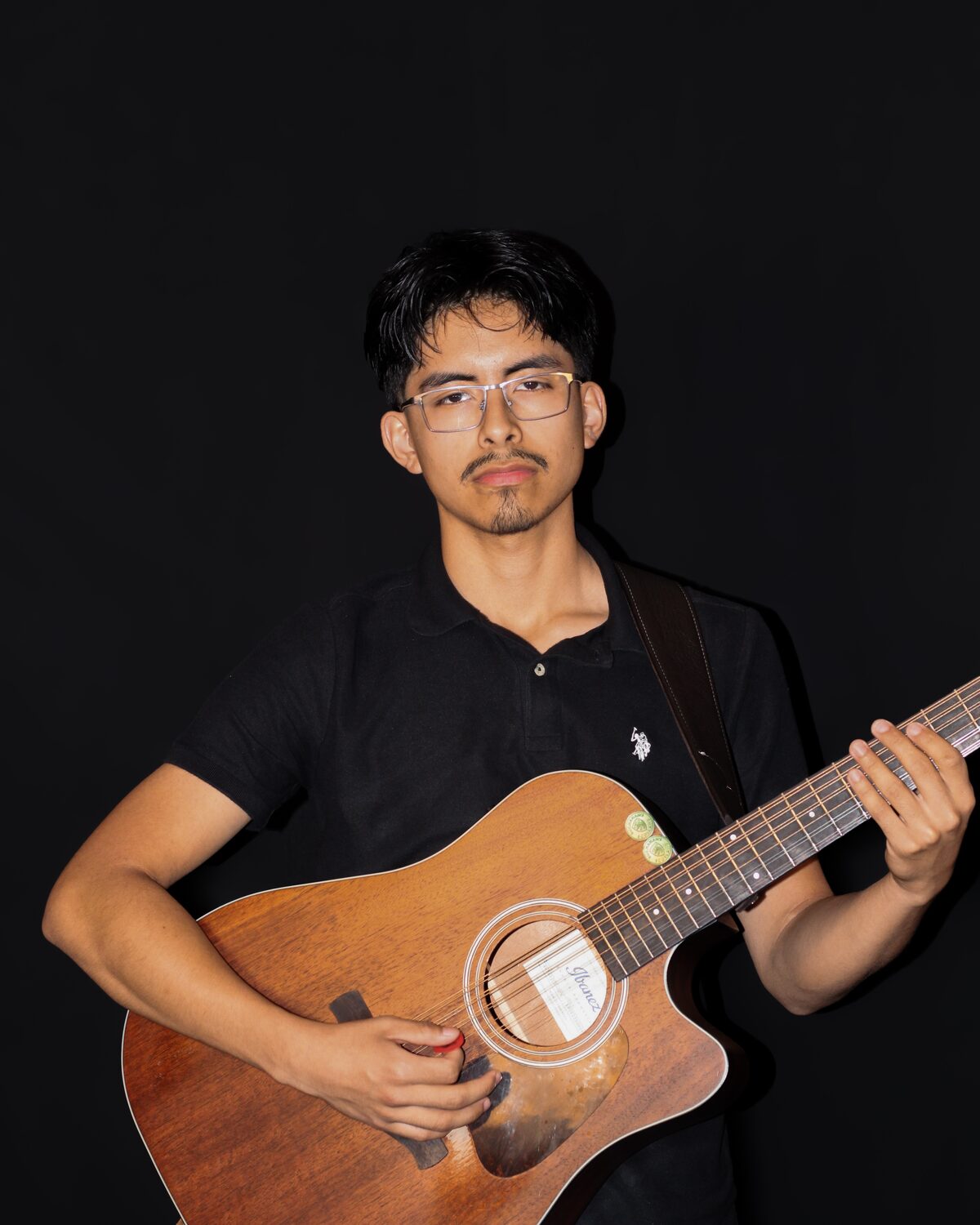 Retrato de Cris, segunda guitarra de Los Rurales De La Sierra