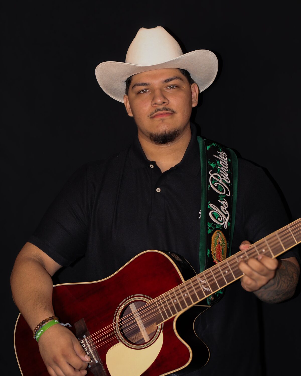 Retrato de Gabriel, voz principal y guitarrista de Los Rurales De La Sierra