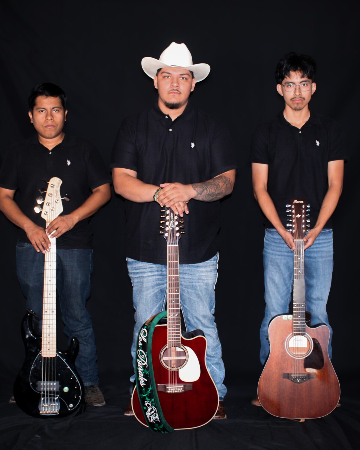 Los Rurales De La Sierra posando juntos para una fotografía promocional