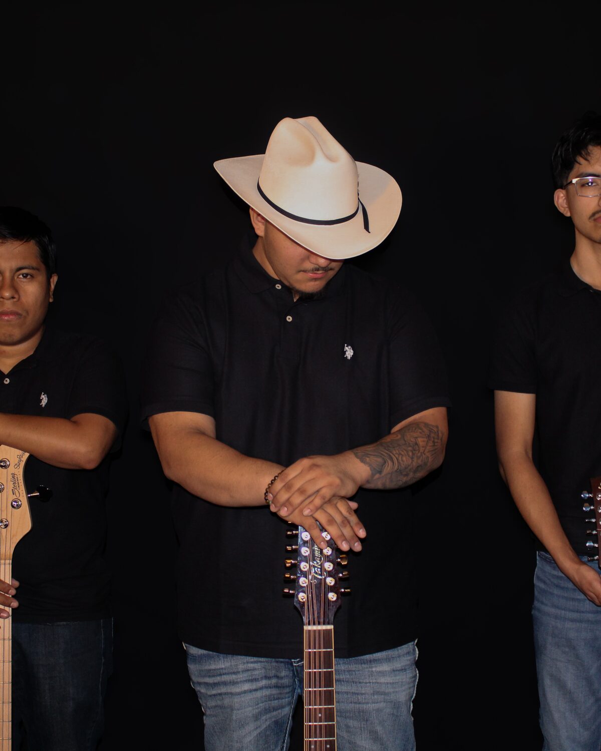 Cris tocando la segunda guitarra con Los Rurales De La Sierra